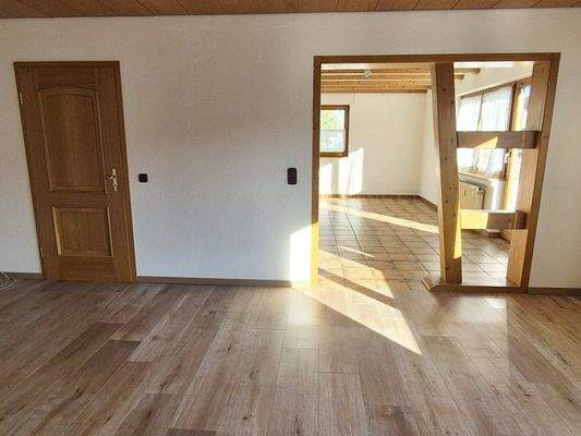 Wohnzimmer mit offenem Übergang Essbereich