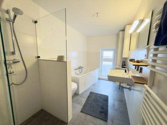 Bad mit Dusche und Wanne