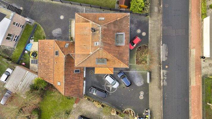 Luftaufnahme – Gesamtansicht von Dach und Grundstück