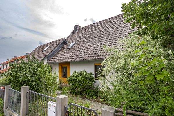 Schön gelegenes Haus mit Garten