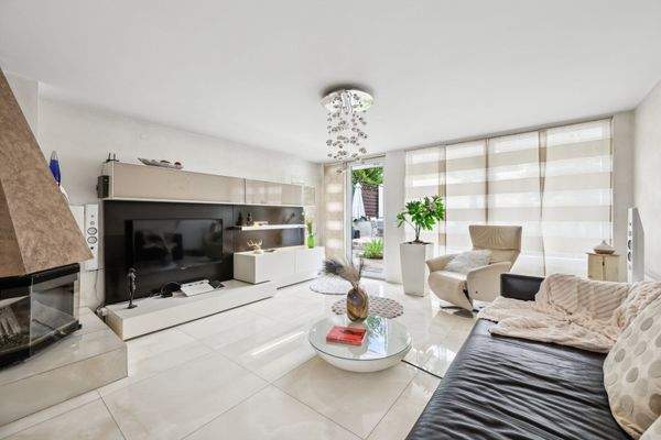 Heller Wohnbereich mit