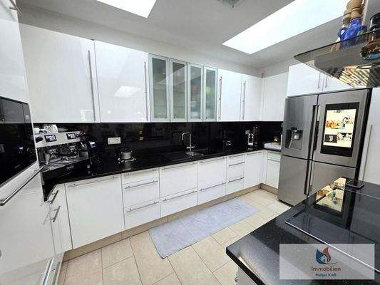 Moderne Wohnküche mit Kochinsel