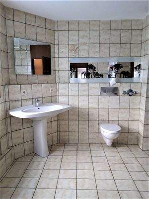 Großes Bad mit neuem Waschbecken und WC .jpg