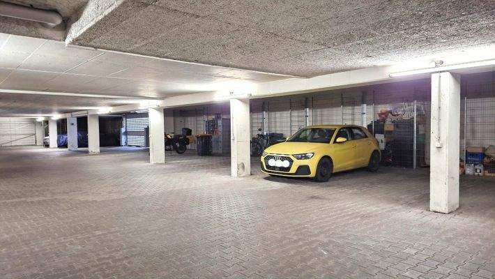 Tiefgarage mit PKW-Stellplatz