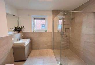 Bad in der Musterwohnung mit ebenerdiger Dusche