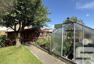 Garten mit Gewächshaus