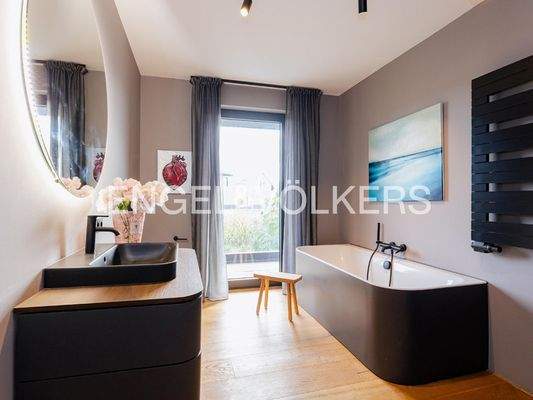 Bad mit Wanne und Dusche OG