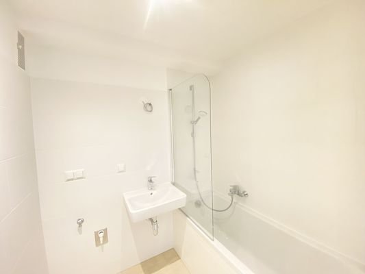Badewanne mit Duschwand