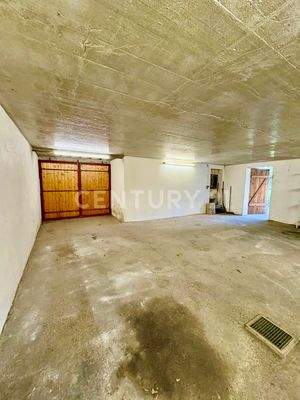 Garage mit Platz für 3 Autos