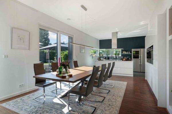 Lichtdurchfluteter Essbereich