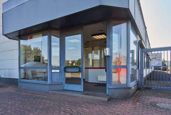 003_Büro Eingang Straßenseite Zoom.jpg