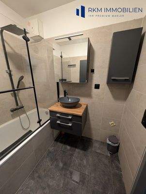 Badezimmer mit Badewanne - 2