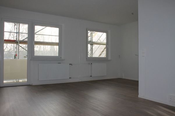 Wohnzimmer mit offener Küche