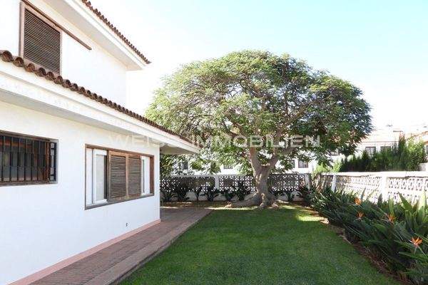 Außenansicht mit Garten