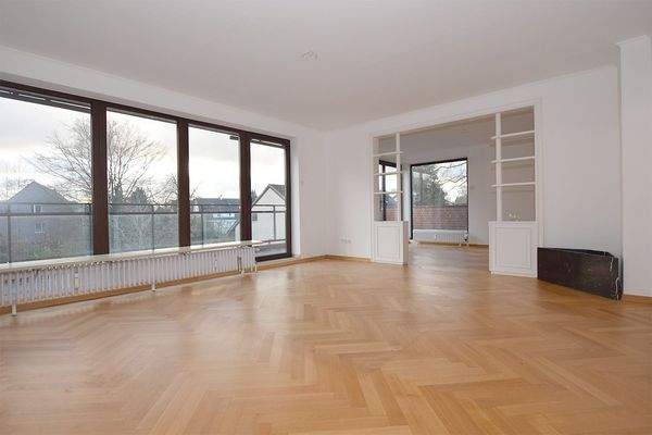 Viel Licht kennzeichnet den Wohnbereich mit Parkett