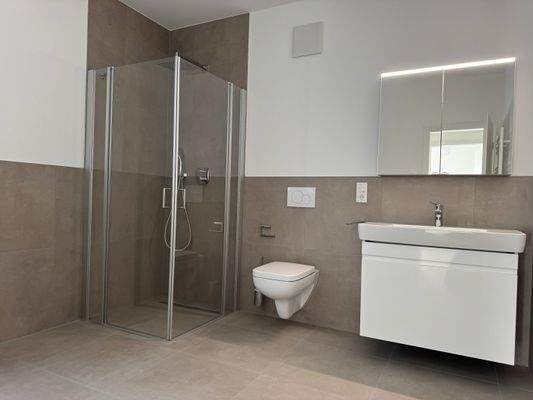 Großzügiges Tageslicht-Duschbad