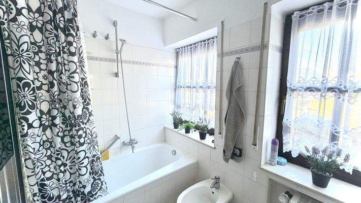 Helles Badezimmer mit Wanne