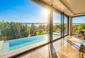 Ausblick über Terrasse mit Pool