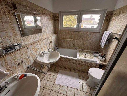 Hauptbad mit Wanne und Dusche