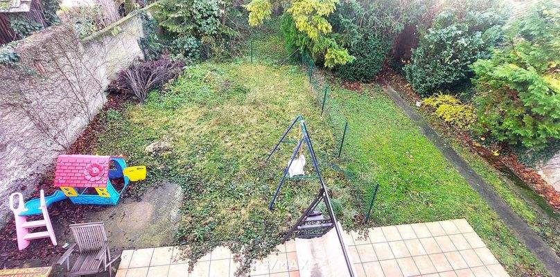 Garten mit Kinderspielfläche