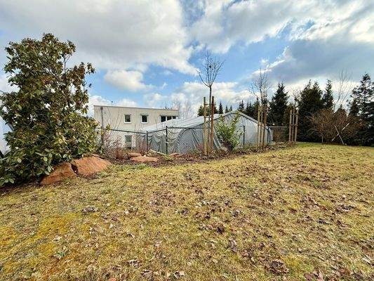 Garten Wohnhaus mit Blick zum Bürogebäude