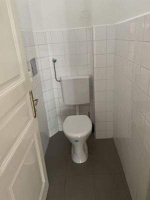 WC mit Handwaschbecken