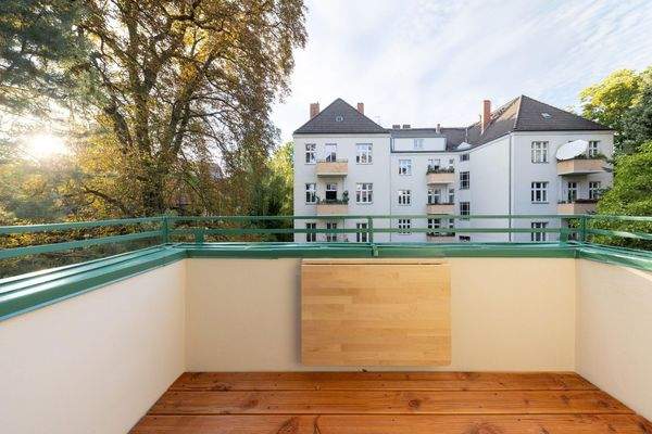 Ruhiger sonniger Balkon