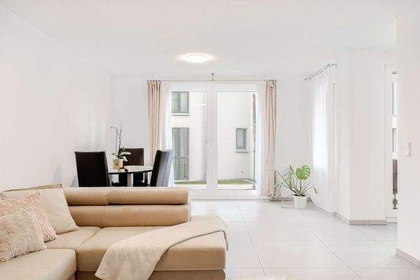 Offener Wohnbereich mit Essecke und Terrassenzugang