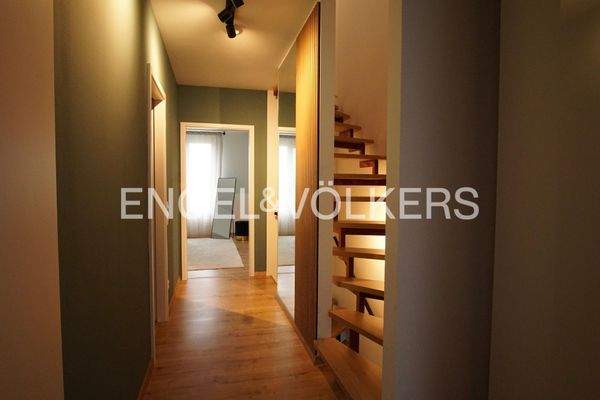 Flur im Obergeschoss mit modernem Treppenaufgang