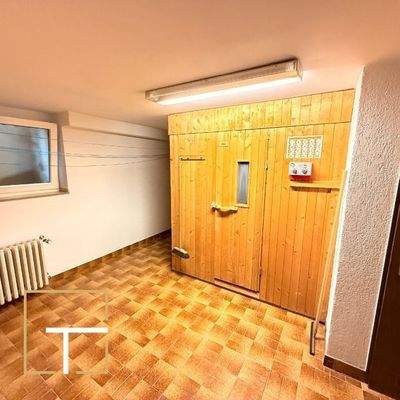 Saunaraum mit Holztür