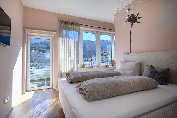 Schlafzimmer m. Ankleide u. Zugang zum Balkon | OG