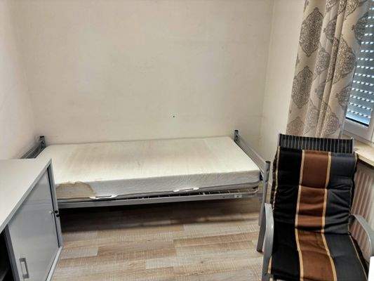 praktisch: zusätzliches Zimmer/Büro im Erdgeschoss