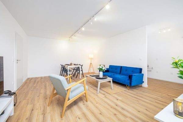 Wohn- Esszimmer mit angrenzender Küche