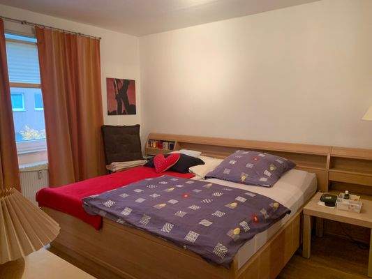 geräumiges Schlafzimmer