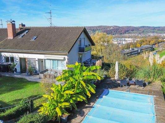 Traumhaus mit Einliegerwohnung und Pool am Waldrand