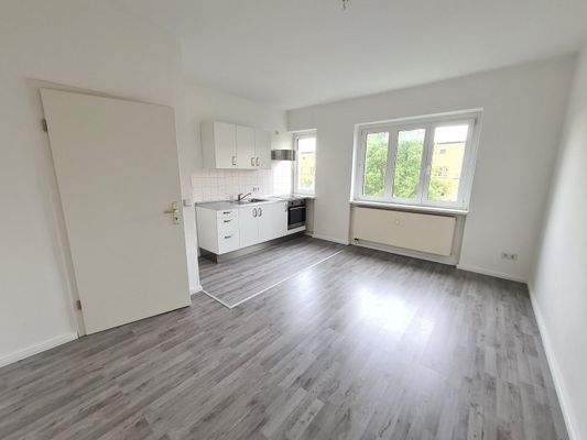 Wohnzimmer mit offener Küche