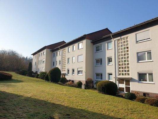 Nord-Ostfassade mit Hauseingängen (2)