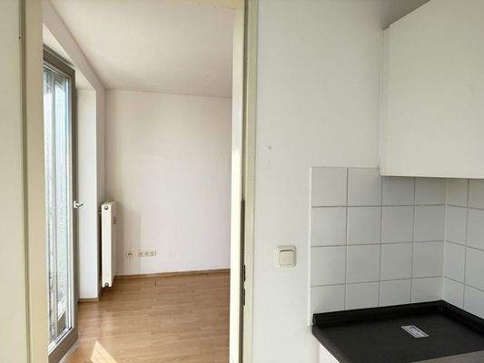 Blick von der Küche in den Wohnbereich