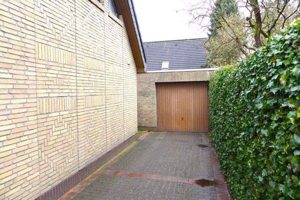 Seite Garagenzufahrt