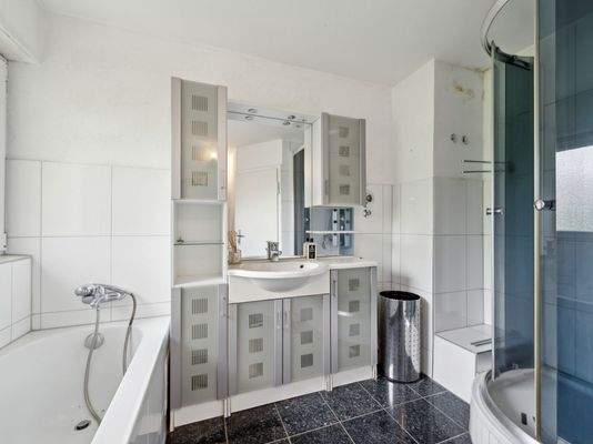 OG li - Bad m. Dusche u. Wanne