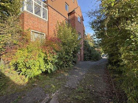 Auffahrt mit Stellplätzen