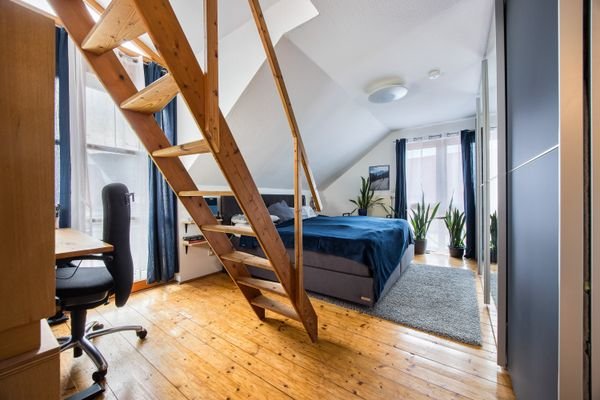 Schlafzimmer mit praktischem Stauraum im Spitzboden