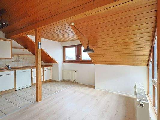 Helle Küche und Essbereich