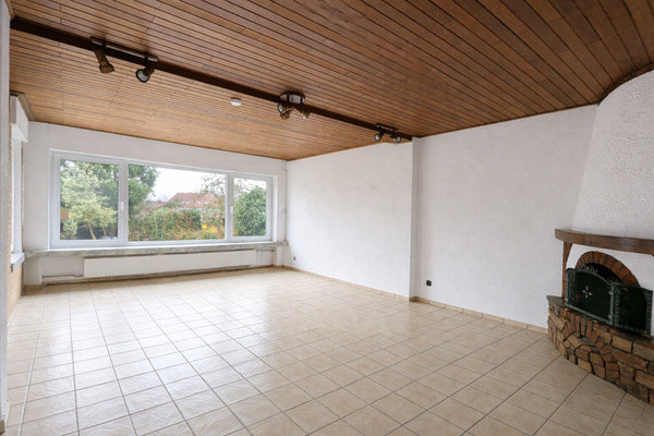 Wohnzimmer mit Deko-Kachelofen