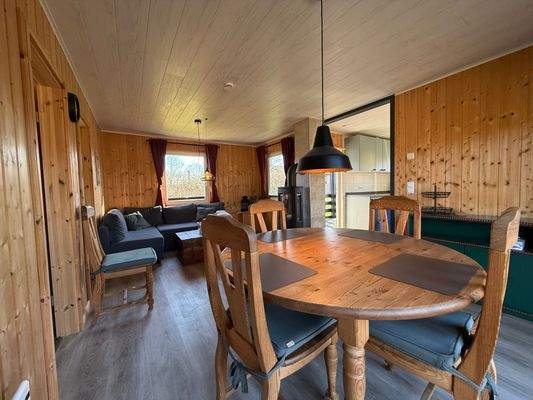 Essbereich offen zum Wohnbereich und zur Küche