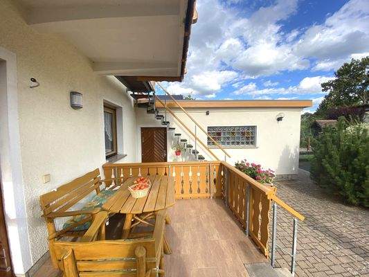 gemütliche Terrasse mit Blick zur Doppelgarage