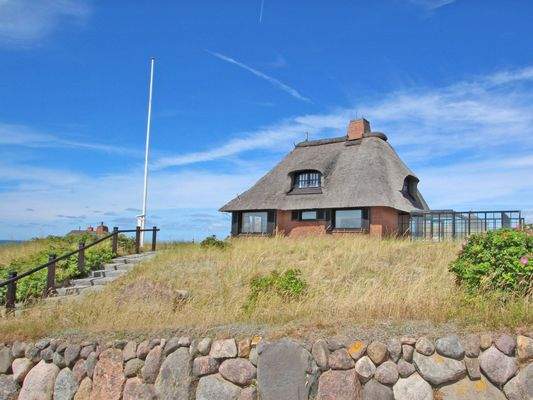 Blick von den PKW-Stellplätzen zum Haus