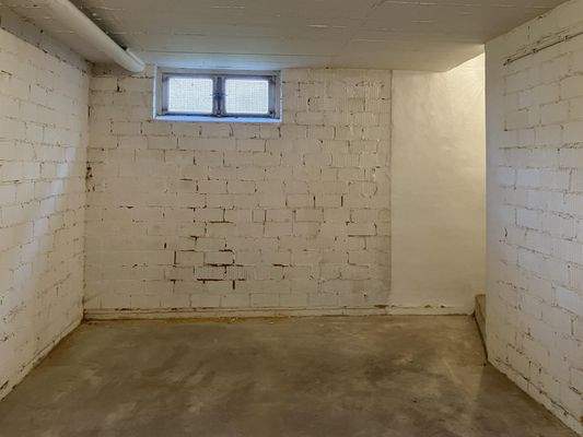 Lagerfläche, rechts Treppe in das EG