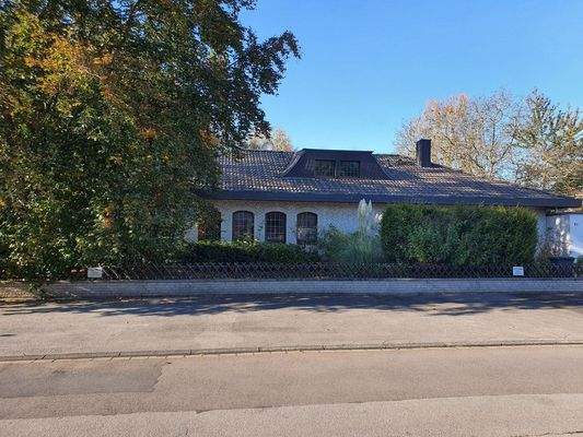 Frontansicht mit Stellplätzen