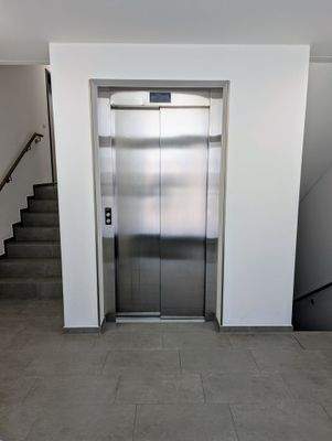 Das Treppenhaus mit Aufzug